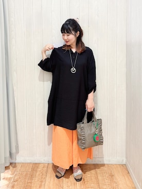 「SHOO・LA・RUE（シューラルー）の【ひんやり/S-LL/洗濯機可】体型カバーにも ゆるっとリラックスチュニック（ワンピース、ブラック系）」を使った、愛さん（レディース・165cm）の夏コーディネート