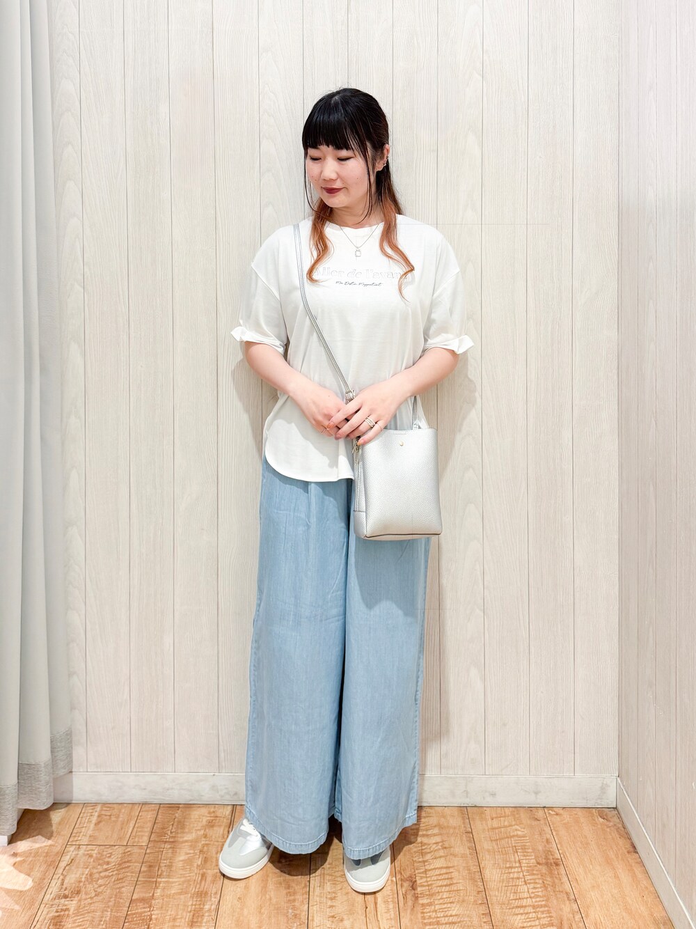 ホワイト系のTシャツ/カットソー、ブルー系のその他パンツ、シルバー系のスニーカーを着用したレディースの春コーディネートの1枚目の写真