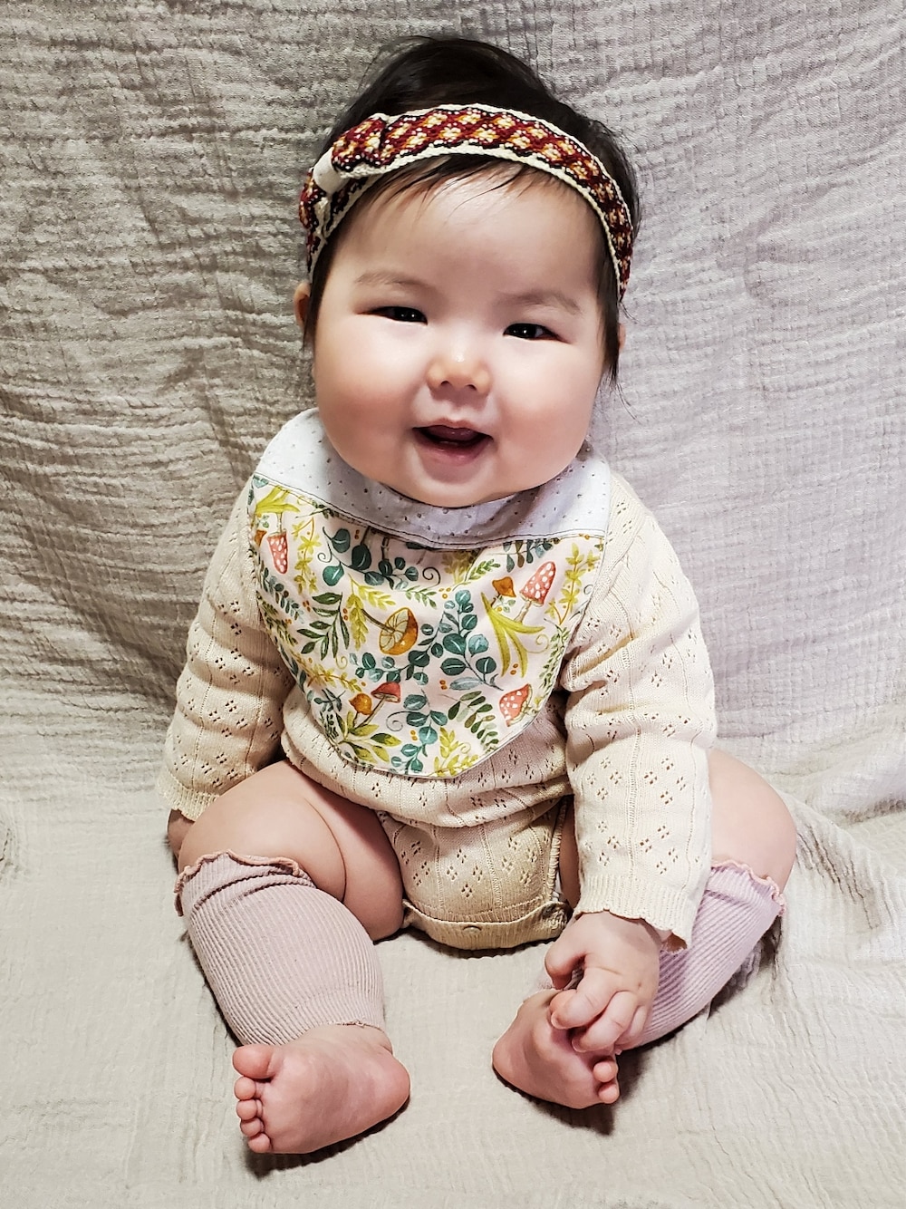 「秋コーデ、女の子コーデ、女の子ベビー、ベビーコーデ、淡色コーデ、ベージュ、ハンドメイド、バースデイ、西松屋、プチプラ、ロンパース、レッグウォーマー、透かし編みニット、休日スタイル、秋服準備はじめました」｜「Handmadeのアイテム（ヘアバンド、レッド系）」を使った、Maaaaachanさん（キッズ・70cm）の秋コーディネートの1枚目の写真