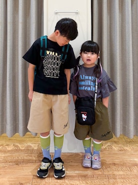 「SHOO・LA・RUE（シューラルー）の【100-150cm】プリントロゴTシャツ（Tシャツ/カットソー、ブラック系）」を使った、愛さん（レディース・165cm）の夏コーディネート