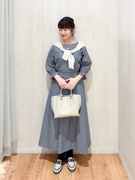 「SHOO・LA・RUE（シューラルー）の【洗濯機可/ひんやり/UV】さらっとしたタッチが心地よい ショート丈Vカーディガン（カーディガン/ボレロ、グレー系）」を使った、愛さん（レディース・165cm）の春コーディネート