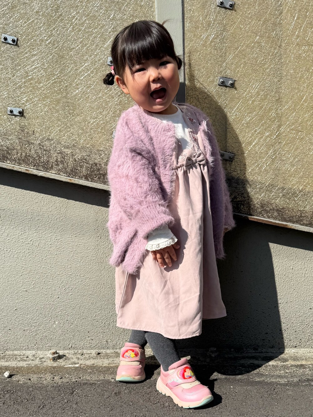 「プチプラ、今日のコーデ、キッズコーデ、ワンピース、ピンク、カーディガン、春物、春コーデ、シューラルー、シューラルーキッズ、刺繍、女の子、女の子コーデ、ガーリー、ドッキングワンピ」｜「SHOO・LA・RUEの【100-120cm】スカラップ花刺繍ジャンドレ風ワンピ（ワンピース、ピンク系）」を使った、Maaaaachanさん（キッズ・90cm）の春コーディネートの1枚目の写真