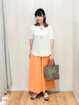 「SHOO・LA・RUE（シューラルー）の【洗濯機可/体型カバー】とろみタックスキッパーブラウス（シャツ/ブラウス、ホワイト系）」を使った、愛さん（レディース・165cm）の夏コーディネート