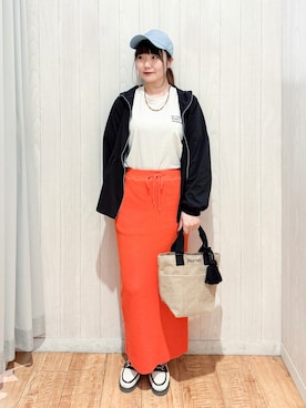「SHOO・LA・RUE（シューラルー）の【ひんやり/S-LL/体型カバー】ペプラムフリルとゴールドパーツが女性らしい UVパーカ（ブルゾン、ブラック系）」を使った、愛さん（レディース・165cm）の春コーディネート