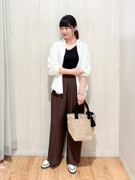 「SHOO・LA・RUE（シューラルー）の【S-LL/洗濯機可】後ろ姿も抜かりなく バックレースアップシャツ（シャツ/ブラウス、ホワイト系）」を使った、愛さん（レディース・165cm）の春コーディネート
