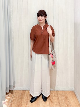 「SHOO・LA・RUE（シューラルー）の【洗濯後しわになりにくい／インせずきまる】麻調ハシゴレーススキッパーブラウス（シャツ/ブラウス、オレンジ系）」を使った、愛さん（レディース・165cm）の夏コーディネート