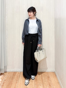 「SHOO・LA・RUE（シューラルー）の【着丈選べる/体型カバー/洗濯機可】さらさらとろん ドルマンブラウス（シャツ/ブラウス、ブルー系）」を使った、愛さん（レディース・165cm）の春コーディネート