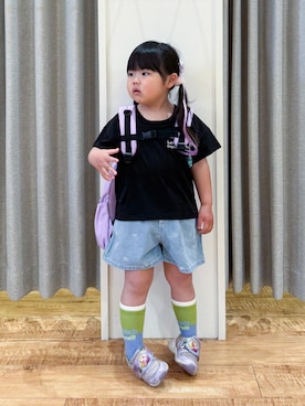 「SHOO・LA・RUE（シューラルー）の【130-150cm】チャーム付きTシャツ（Tシャツ/カットソー、ブラック系）」を使った、愛さん（レディース・165cm）の夏コーディネート