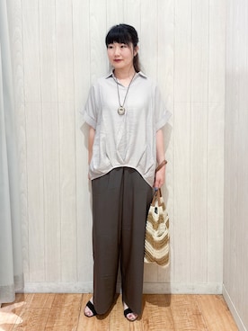 「SHOO・LA・RUE（シューラルー）の【ひんやり/S-LL/洗濯機可】インせず着られる 裾タック スキッパーシャツ（シャツ/ブラウス、ベージュ系）」を使った、愛さん（レディース・165cm）の夏コーディネート