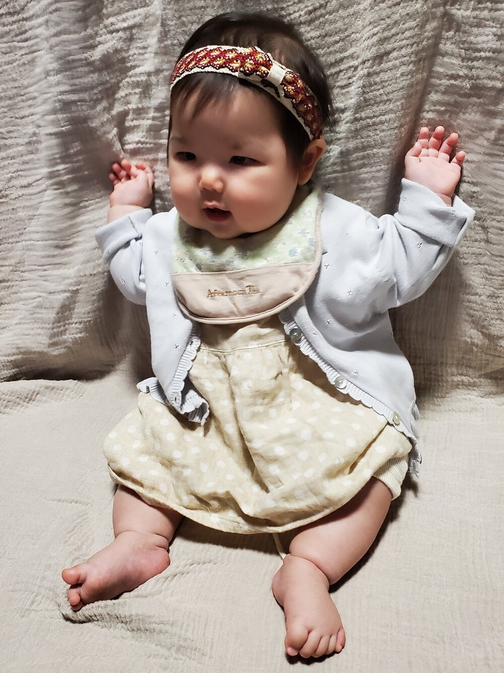 「韓国子供服、カーディガン、秋コーデ、淡色コーデ、ヘアバンド、ワンピース、ニット、女の子コーデ、女の子ベビー、赤ちゃんコーデ、ベビーコーデ、ベージュ、カジュアル」｜「韓国子供服のアイテム（ワンピース、ベージュ系）」を使った、Maaaaachanさん（キッズ・70cm）の秋コーディネートの1枚目の写真