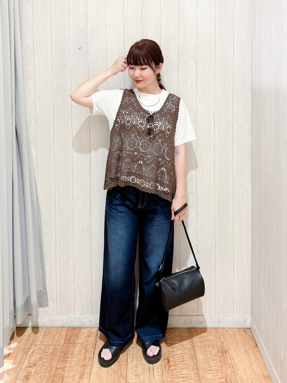 ブルー系のその他パンツ、ブラック系のサンダル、ブラック系のショルダーバッグを着用したレディースの夏コーディネートの1枚目の写真