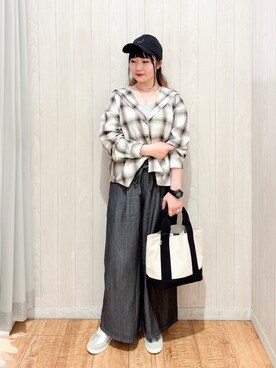 「SHOO・LA・RUE（シューラルー）の【洗濯機可/S-LL】涼しげで軽やかな フードチェックシャツ（シャツ/ブラウス、ホワイト系）」を使った、愛さん（レディース・165cm）の春コーディネート