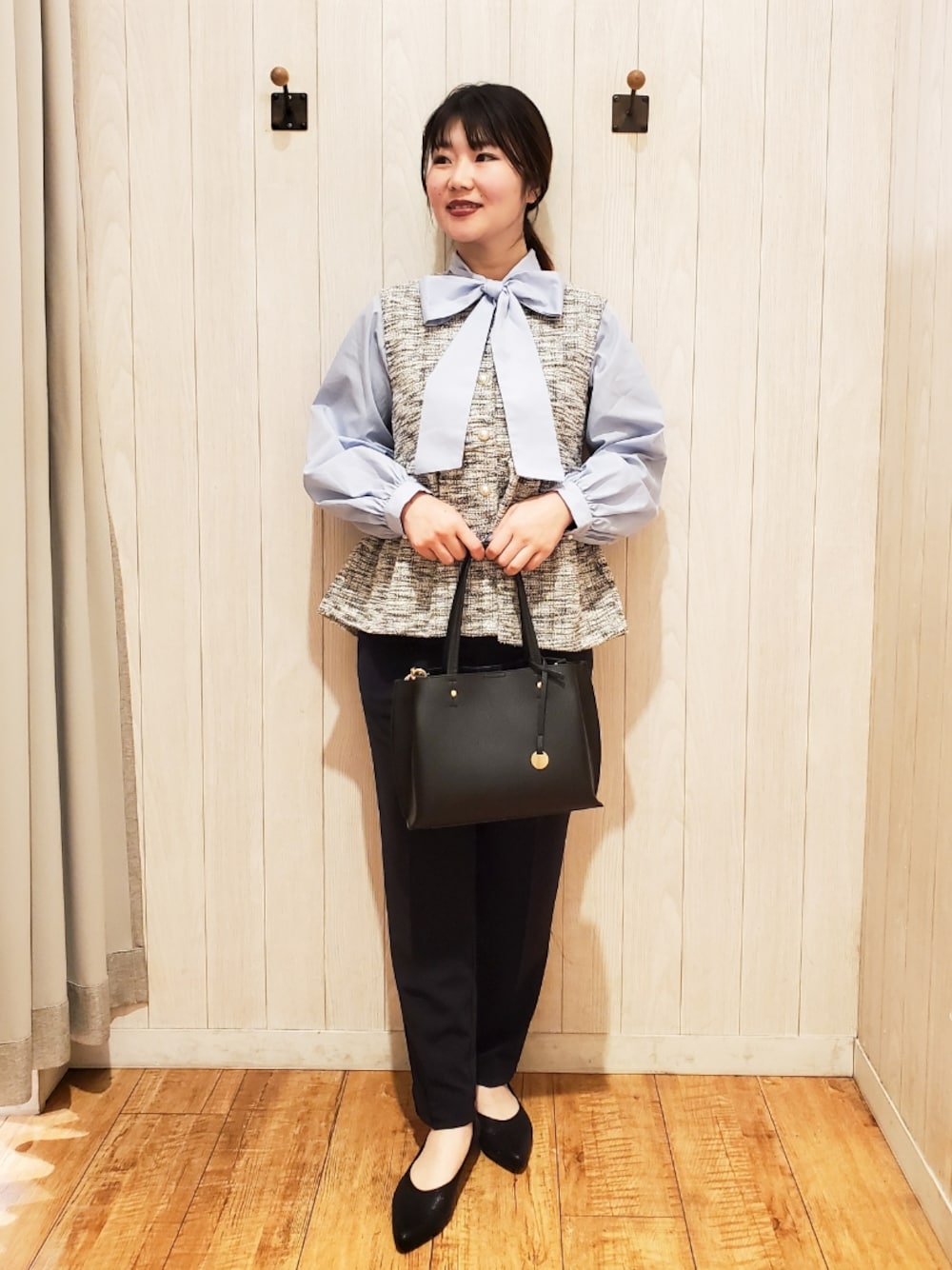 「かんたん！着回しコーデ術、大人ファッション、プチプラコーデ、七五三、ママファッション、30代コーデ、お仕事コーデ、ハレの日、ブラウス、リボンブラウス、パンツスタイル、ジレ、シューラルー、セレモニー」｜「DRESKIPの【S-LL】お顔回りを華やかに リボンタイブラウス（シャツ/ブラウス、ブルー系）」を使った、Maaaaachanさん（骨格ストレート・レディース・165cm）の冬コーディネートの1枚目の写真