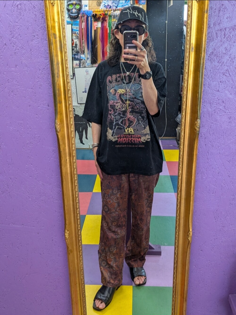 ブラック系のサンダルを着用したメンズの秋コーディネートの1枚目の写真