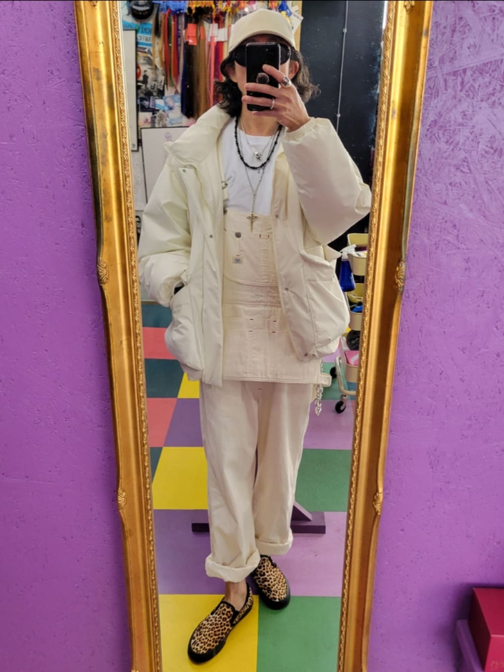 「RUDE GALLERY BLACK REBELのアイテム（サロペット/オーバーオール、ホワイト系）」を使った、みーやさん（メンズ・181cm）の冬コーディネートの1枚目の写真