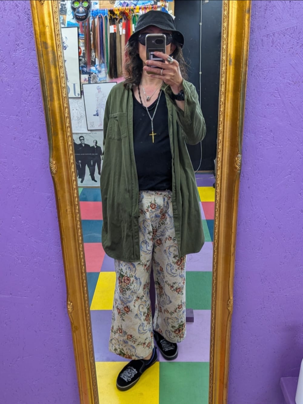 グリーン系のその他アウターを着用したメンズの秋コーディネートの1枚目の写真