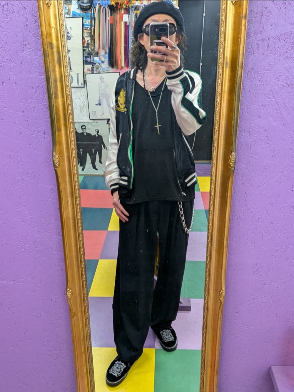 「RUDE GALLERYのアイテム（スカジャン、ブラック系）」を使った、みーやさん（メンズ・181cm）の春コーディネートの1枚目の写真