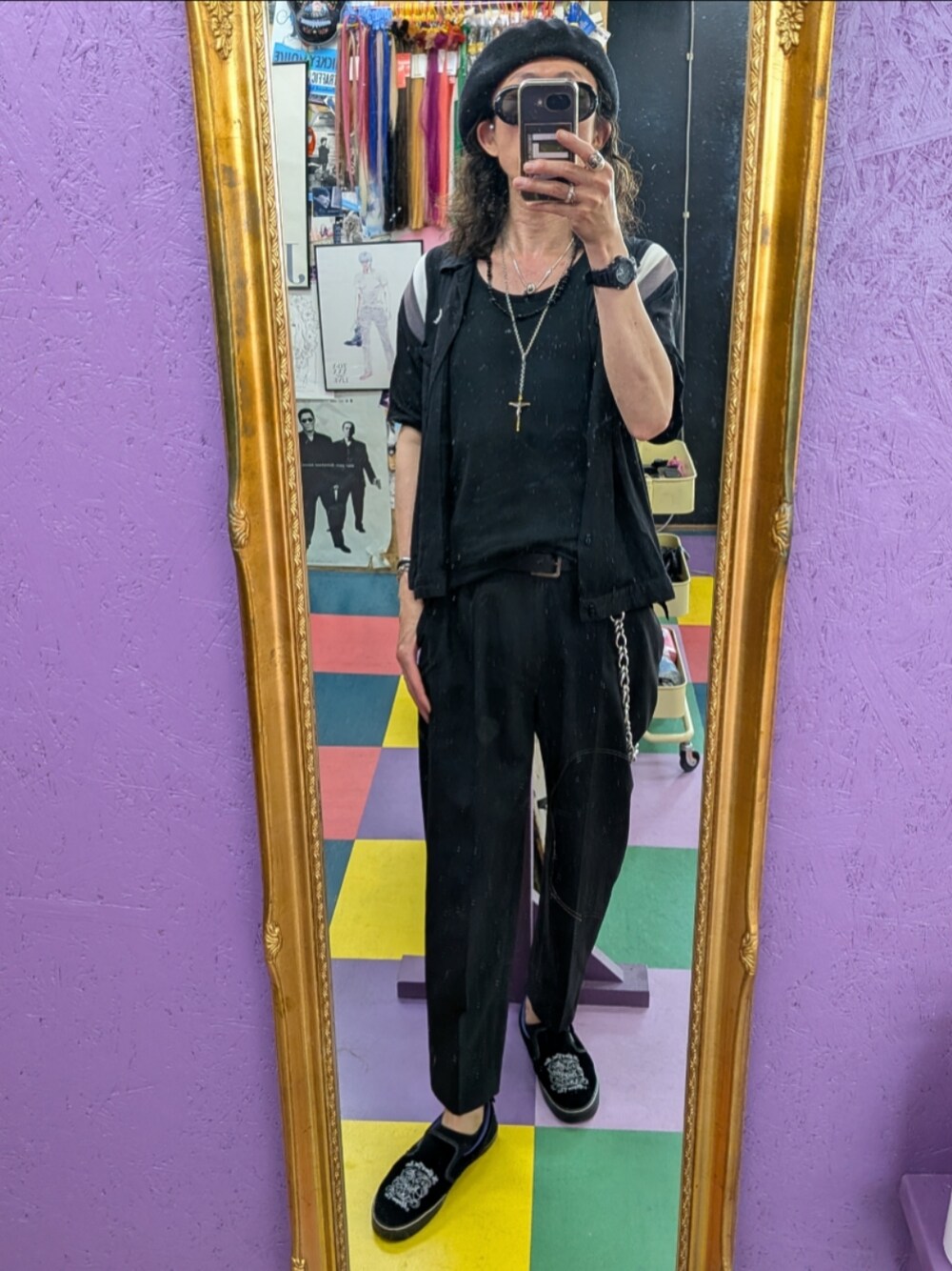 ブラック系のシャツ/ブラウスを着用したメンズの秋コーディネートの1枚目の写真