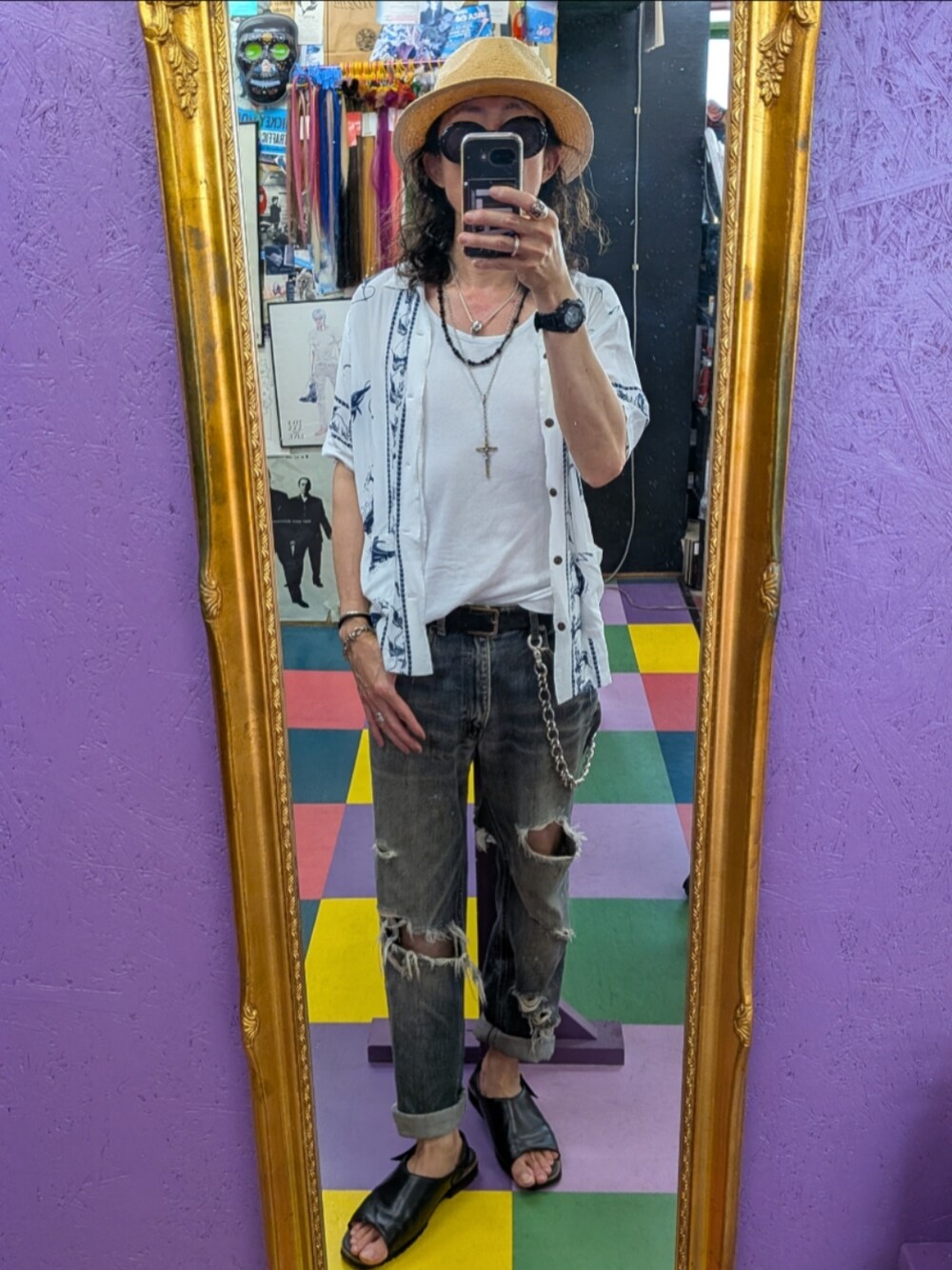 ホワイト系のシャツ/ブラウスを着用したメンズの秋コーディネートの1枚目の写真