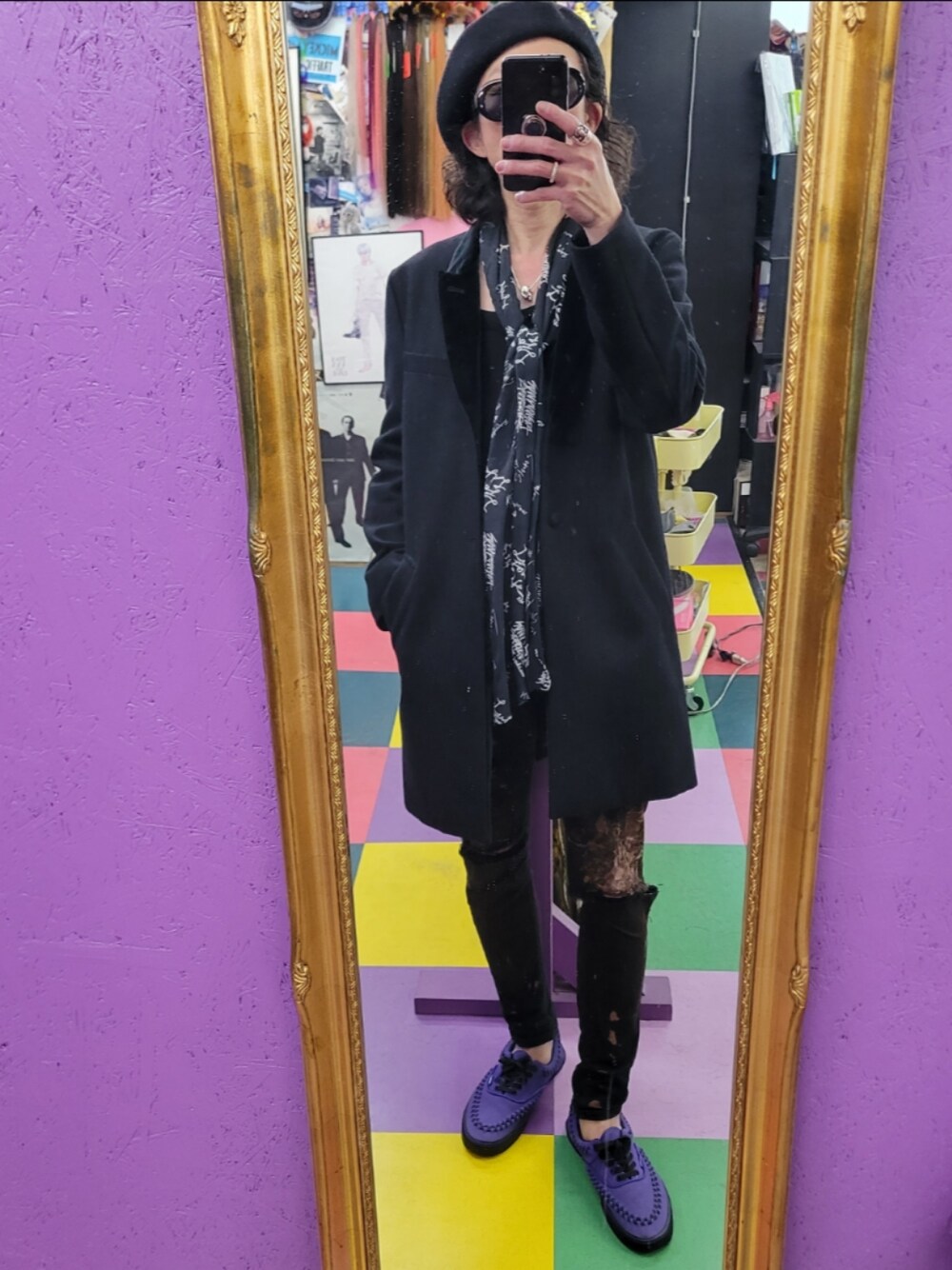 「SUNDINISTA EXPERIENCE のアイテム（チェスターコート、ブラック系）」を使った、みーやさん（メンズ・181cm）の春コーディネートの1枚目の写真