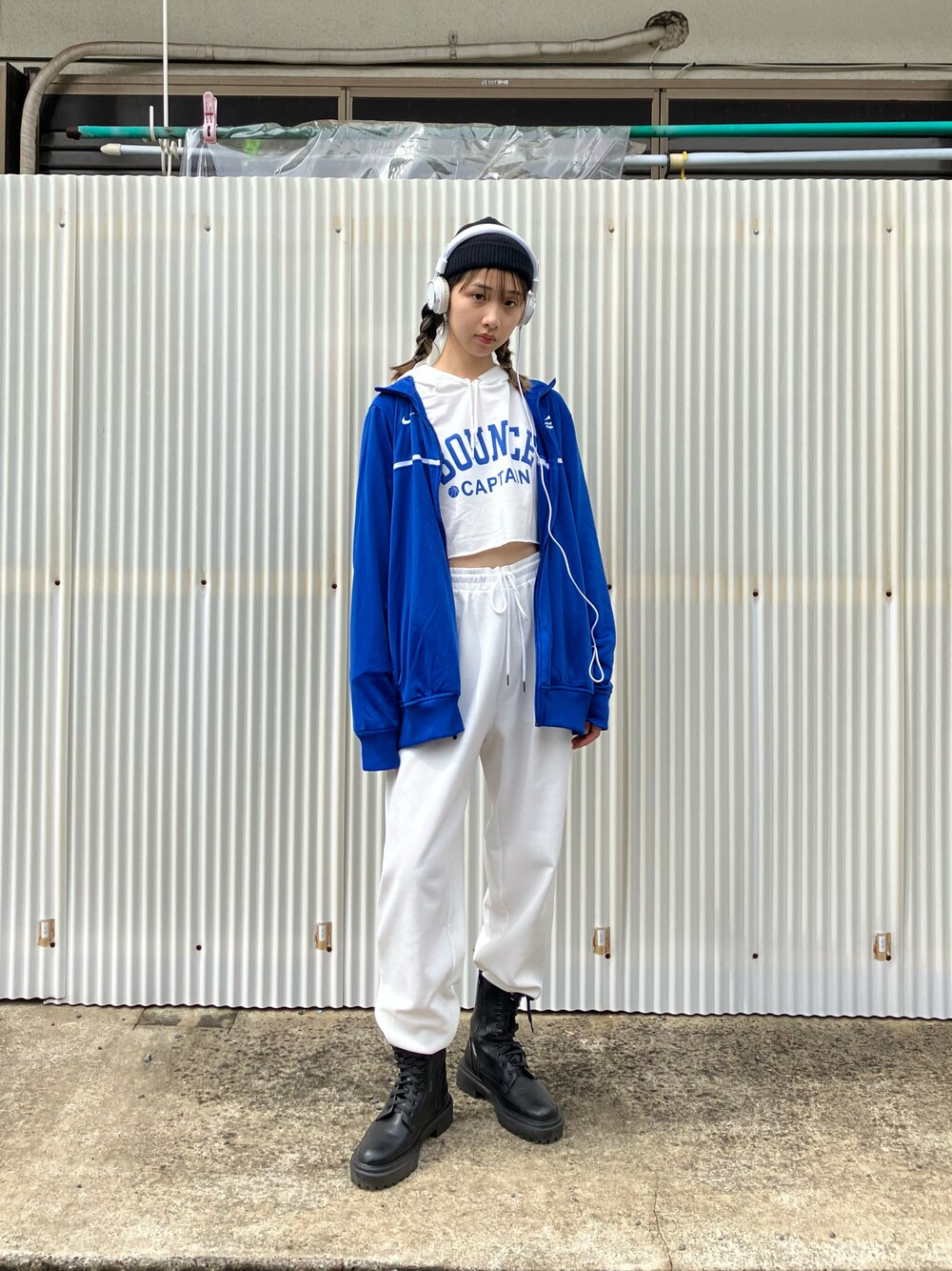 「オーバーサイズ、ビックシルエット、セットアップ、スウェット、パーカー、オールホワイト、雨の日コーデ、カラー×コーデ、プチプラ、古着MIX、ストリート、ストリートMIX、春夏コーデ、古着」｜「sheinのアイテム（スウェットパンツ、ホワイト系）」を使った、夏目みさきさん（レディース・165cm）の春コーディネートの1枚目の写真