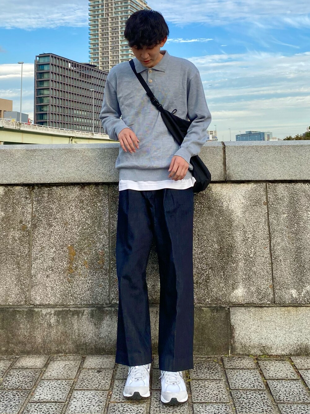 「ビッグシルエット、New Balance、レイヤードスタイル、休日スタイル、白スニーカー、プチプラ、古着MIX、ポロシャツ、きれいめカジュアル、リラックススタイル、ミニバッグ」｜「古着のアイテム（ニット/セーター、グレー系）」を使った、 ごりゅーさん（メンズ・177cm）の秋コーディネートの1枚目の写真