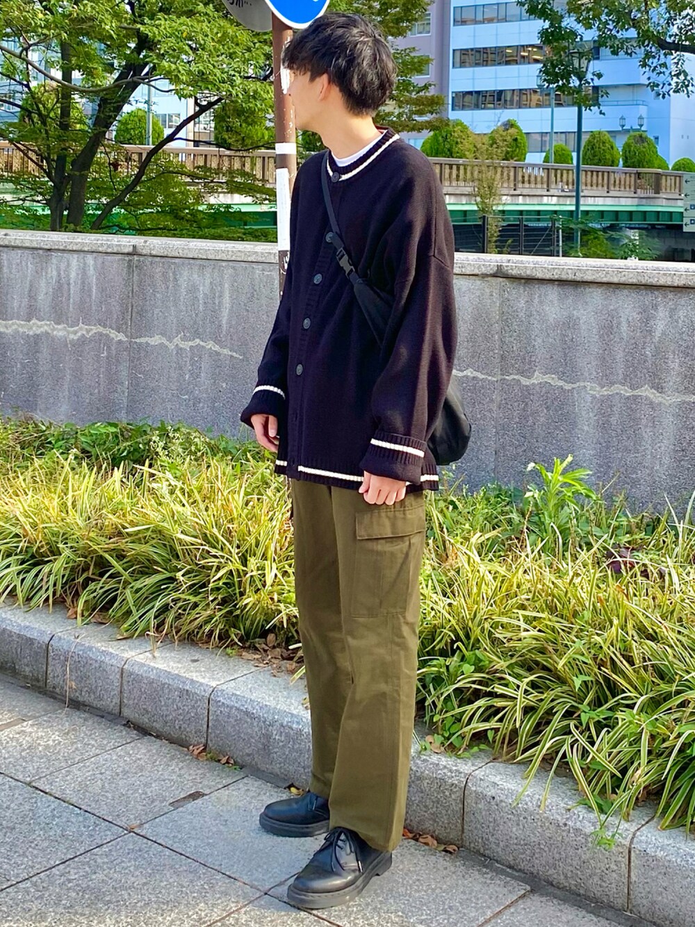 「カーディガン、ショルダーバッグ、ストリート、Dr.Martens、レイヤードスタイル、カーキ、カーゴパンツ、休日スタイル、プチプラ、古着MIX、厚底シューズ、ゆるコーデ、韓国ファッション、秋コーデ」｜「ASCLOのアイテム（カーディガン/ボレロ、ブラック系）」を使った、 ごりゅーさん（メンズ・177cm）の秋コーディネートの1枚目の写真