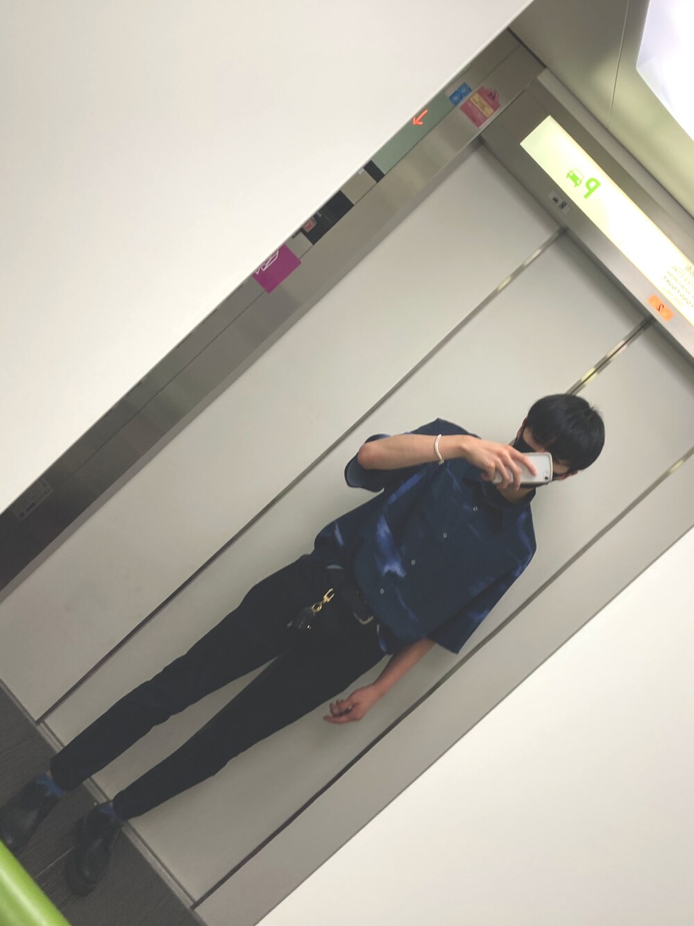 「HARE、大学生、大学生コーデ、ぼっち大学生の日常」｜「HAREのサーフェイスシャツ(HARE)（シャツ/ブラウス、ブラック系）」を使った、よさん（メンズ・177cm）の夏コーディネートの1枚目の写真