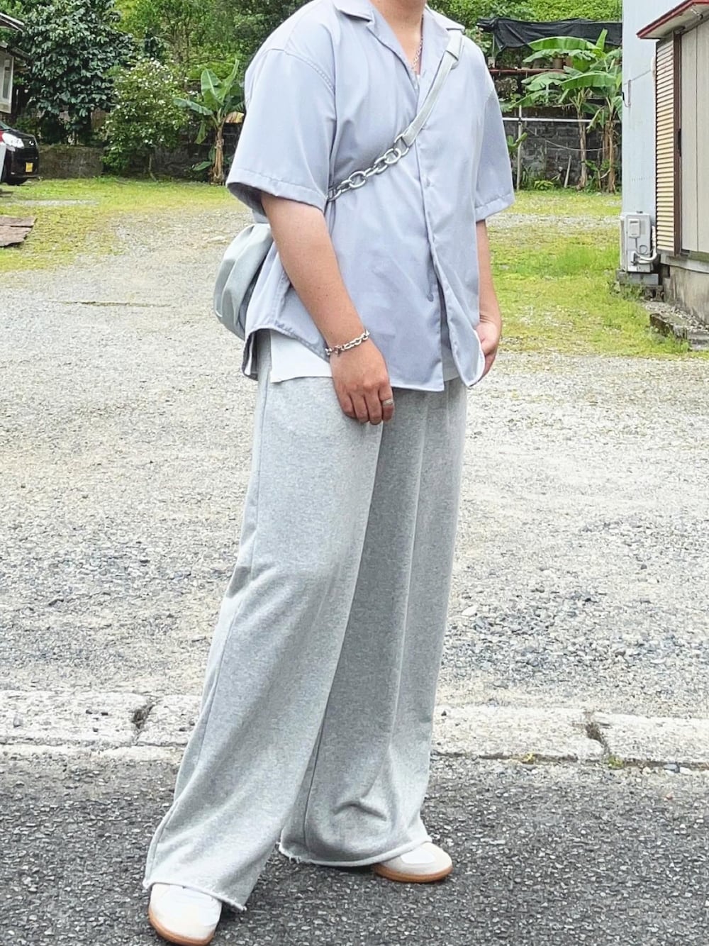 グレー系のスウェットパンツ、ホワイト系のタンクトップ、シルバー系のシャツ/ブラウスを着用したメンズの春コーディネートの1枚目の写真