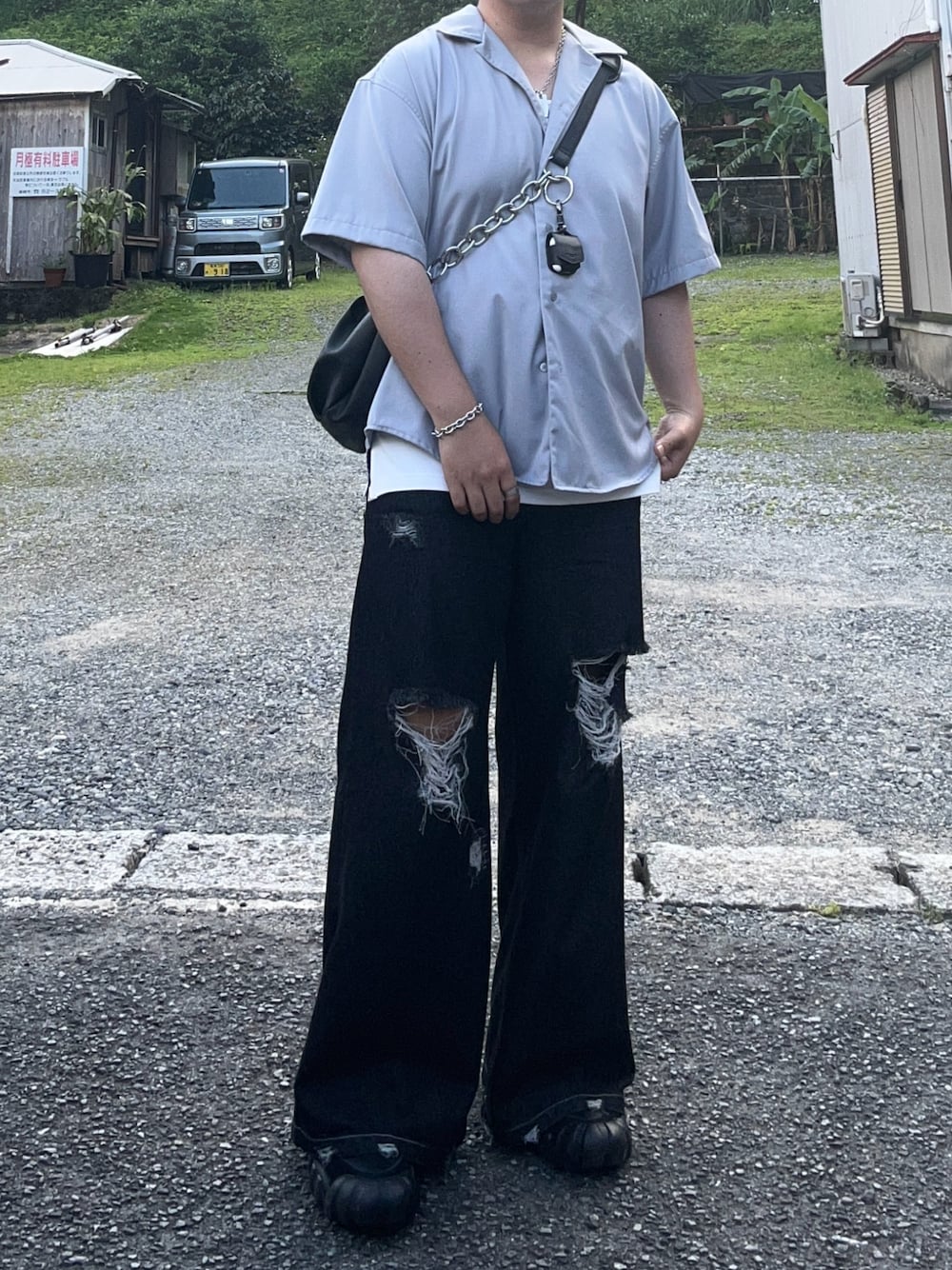 シルバー系のシャツ/ブラウス、ホワイト系のタンクトップ、ブラック系のショルダーバッグを着用したメンズの春コーディネートの1枚目の写真