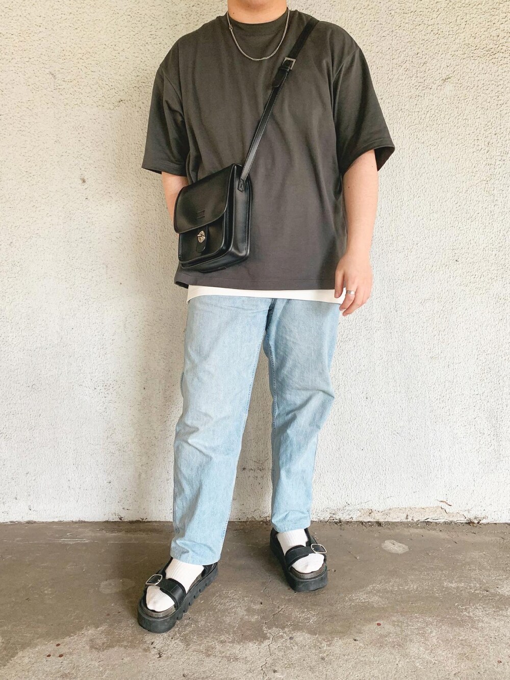 ホワイト系のタンクトップ、ブラック系のサンダル、ホワイト系のTシャツ/カットソーを着用したメンズの夏コーディネートの1枚目の写真