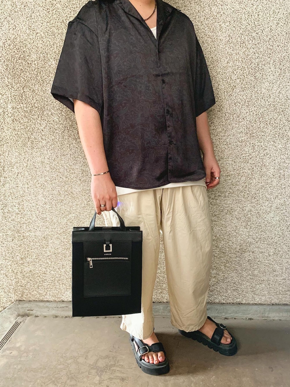 ホワイト系のその他パンツ、ブラック系のシャツ/ブラウス、ホワイト系のタンクトップを着用したメンズの夏コーディネートの1枚目の写真