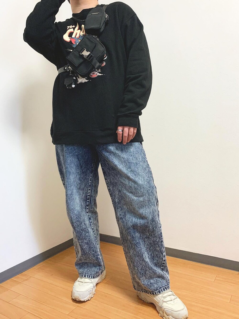 ブルー系のデニムパンツ、ベージュ系のスニーカー、ブラック系のスウェットを着用したメンズの夏コーディネートの1枚目の写真