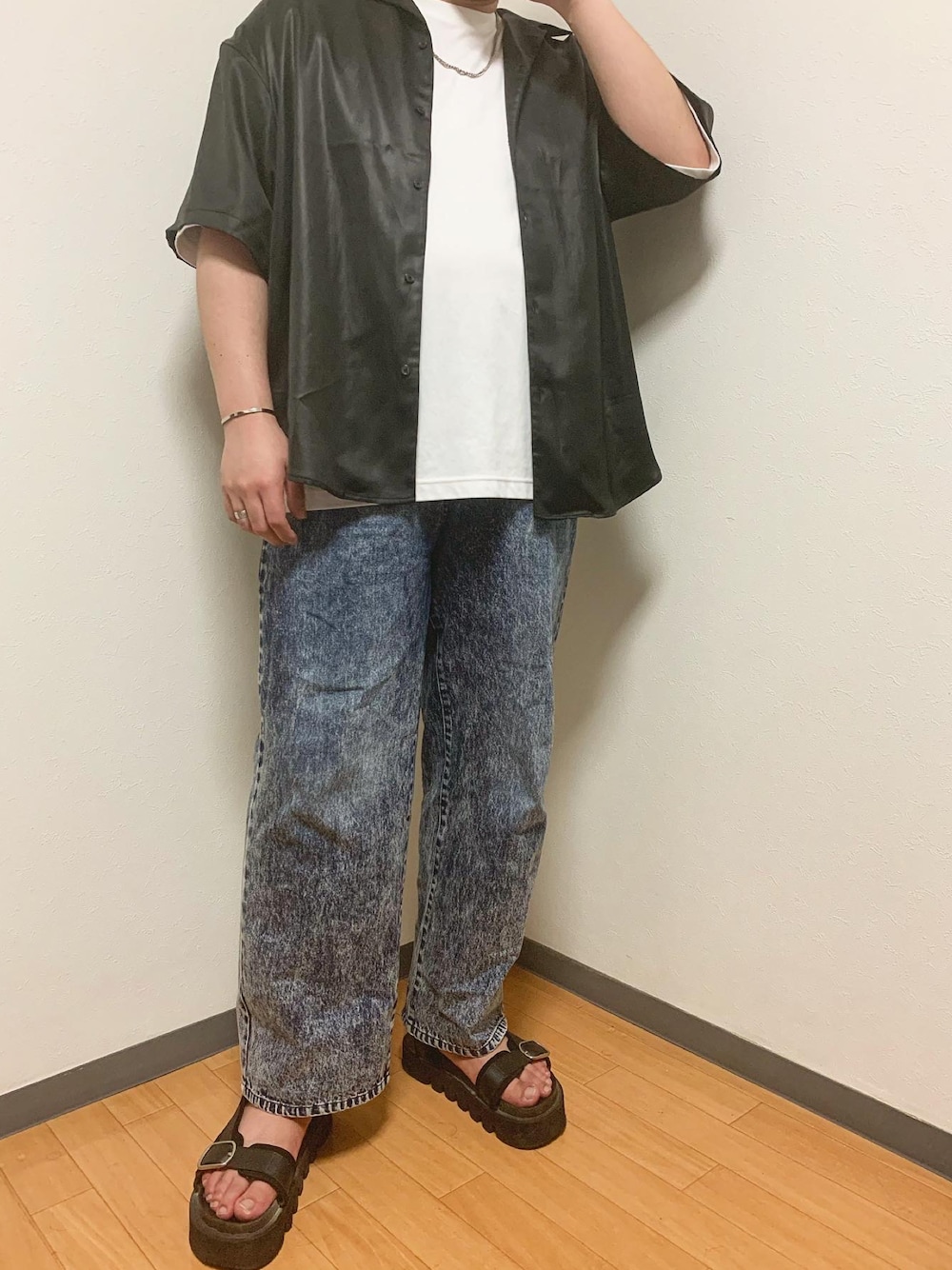 ブルー系のデニムパンツ、ブラック系のサンダル、ブラック系のシャツ/ブラウスを着用したメンズの夏コーディネートの1枚目の写真