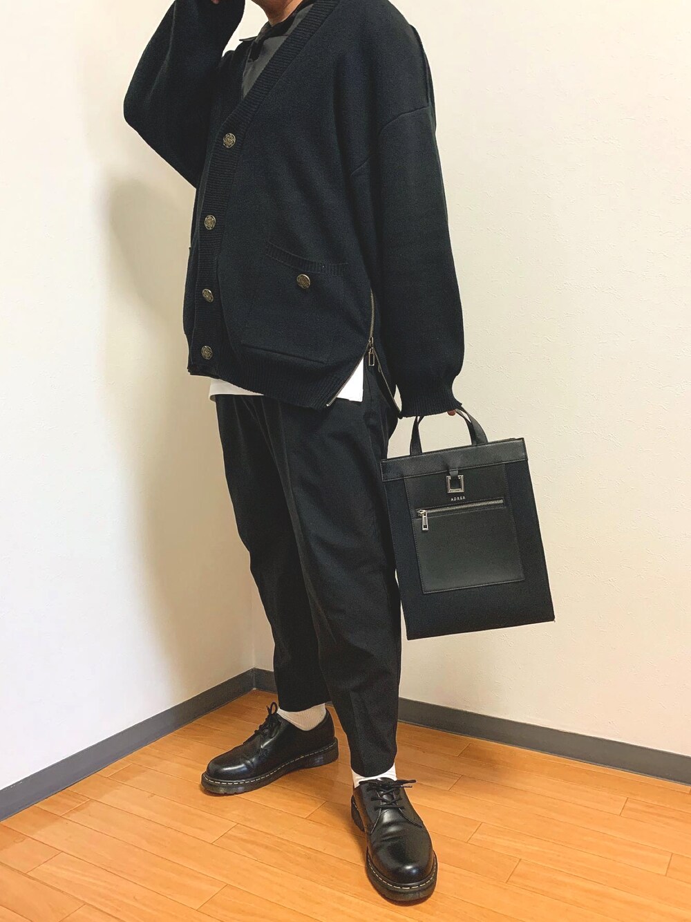 ブラック系のシャツ/ブラウス、ブラック系のトートバッグ、ブラック系のドレスシューズを着用したメンズの春コーディネートの1枚目の写真