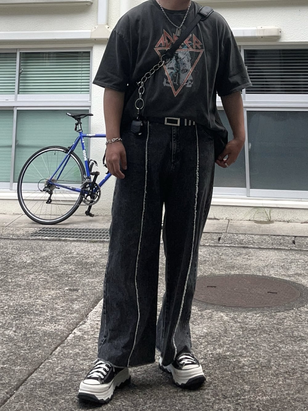 ブラック系のTシャツ/カットソー、ブラック系のデニムパンツ、ブラック系のスニーカーを着用したメンズの夏コーディネートの1枚目の写真
