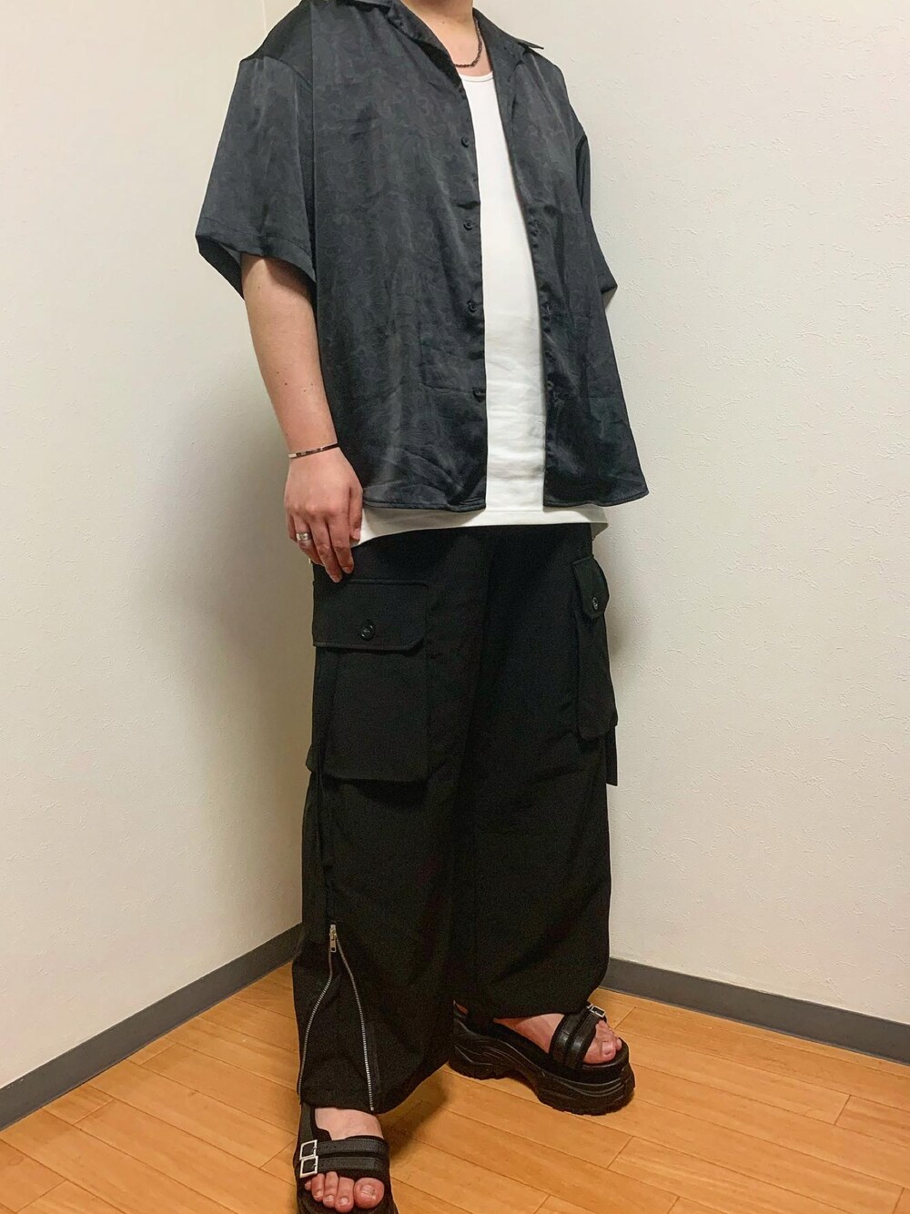 ブラック系のカーゴパンツ、ブラック系のサンダル、ブラック系のシャツ/ブラウスを着用したメンズの夏コーディネートの1枚目の写真