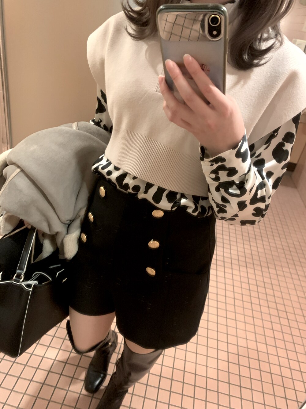 「モノトーンコーデ、シンプルコーデ、休日スタイル、低身長、大人かわいい、ホワイト、ZARA、動物柄、ひょう柄」｜「ZARAのアイテム（ブーツ、ブラック系）」を使った、詩衣菜 さん（レディース・156cm）の春コーディネートの1枚目の写真