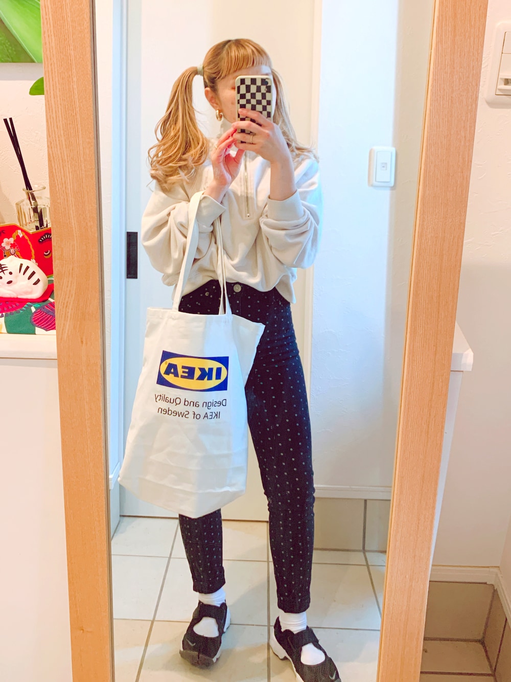 「春夏コーデ、低身長女子、春、moussy、moussyデニム、NIKE、アクアリフト、CPCM、IKEA、IKEAバック、IKEAトート、トートバッグ、スキニー」｜「MOUSSYのCOLOR SKINNY PANTS（デニムパンツ、ブラック系）」を使った、リリーさん（レディース・150cm）の春コーディネートの1枚目の写真