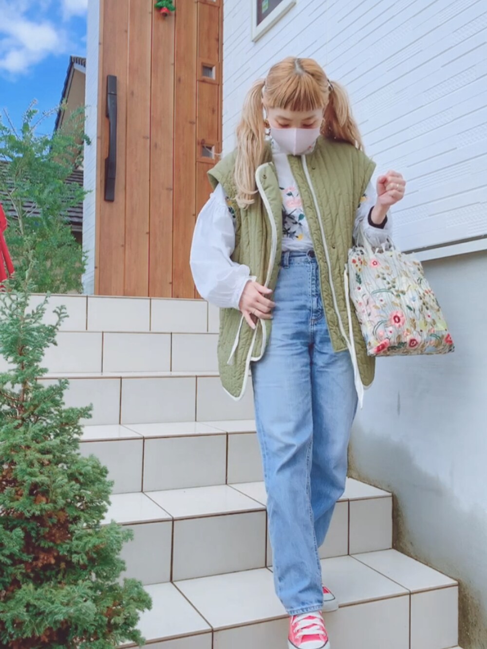 「大人女子、カジュアルコーデ、秋のコーデ、ラクチンコーデ、低身長、ZARA、ザラジョ、GU、GUデニム、コンバース」｜「GUのアイテム（デニムパンツ、ブルー系）」を使った、リリーさん（レディース・150cm）の秋コーディネートの1枚目の写真