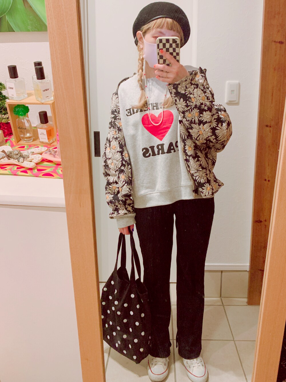 「プチプラコーデ、スニーカーコーデ、ZARA、H&M、GU、SLY、低身長、150cm、ベレー帽、リラックススタイル」｜「SLYのWOOL BERET/ウールベレー（ハンチング/ベレー帽、ブラック系）」を使った、リリーさん（レディース・150cm）の冬コーディネートの1枚目の写真