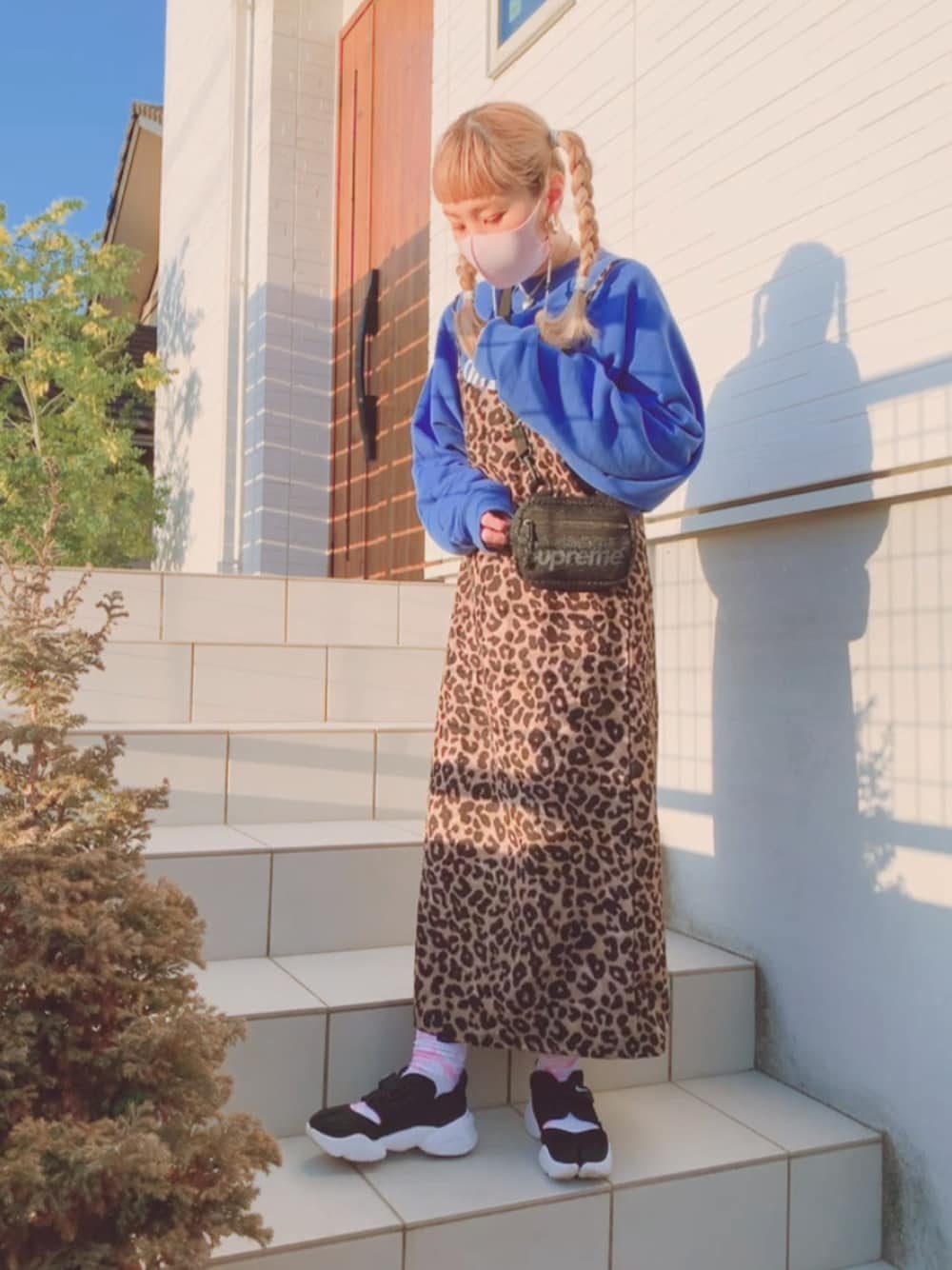 「春服みてみて、春、おしゃれさんと繋がりたい、低身長、ひょう柄、シュプリーム、ロゴスウェット、スウェット、NIKE、アクアリフト」｜「NIKEのNIKE ナイキ W NIKE AQUA RIFT ウィメンズ アクア リフト CW7164 001BLACK/WHITE-WHITE（スニーカー、ブラック系）」を使った、リリーさん（レディース・150cm）の春コーディネートの1枚目の写真