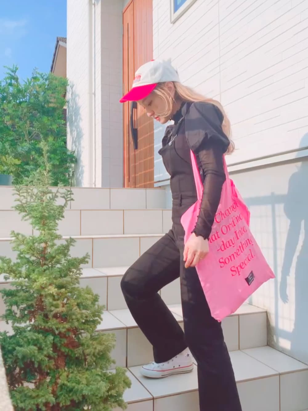 「大人カジュアル、お出かけコーデ、カラーコーデ、ブラックコーデ、H&M、カスタネ、Kastane、JUNOAH、mystic、converse、キャップ、サロペット」｜「JUNOAHのハイネックシアーカットソー（Tシャツ/カットソー、ブラック系）」を使った、リリーさん（レディース・150cm）の春コーディネートの1枚目の写真
