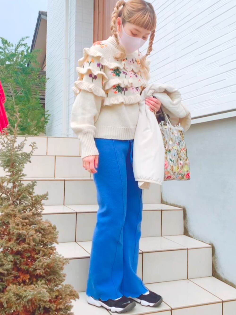 「ゆるコーデ、ラクチンコーデ、パンツスタイル、ブルー、ZARA、wcloset、NIKE、低身長、150cm、ザラジョ」｜「Alley by w closetの【Alley】センタータック入りニットパンツ（その他パンツ、ブルー系）」を使った、リリーさん（レディース・150cm）の冬コーディネートの1枚目の写真