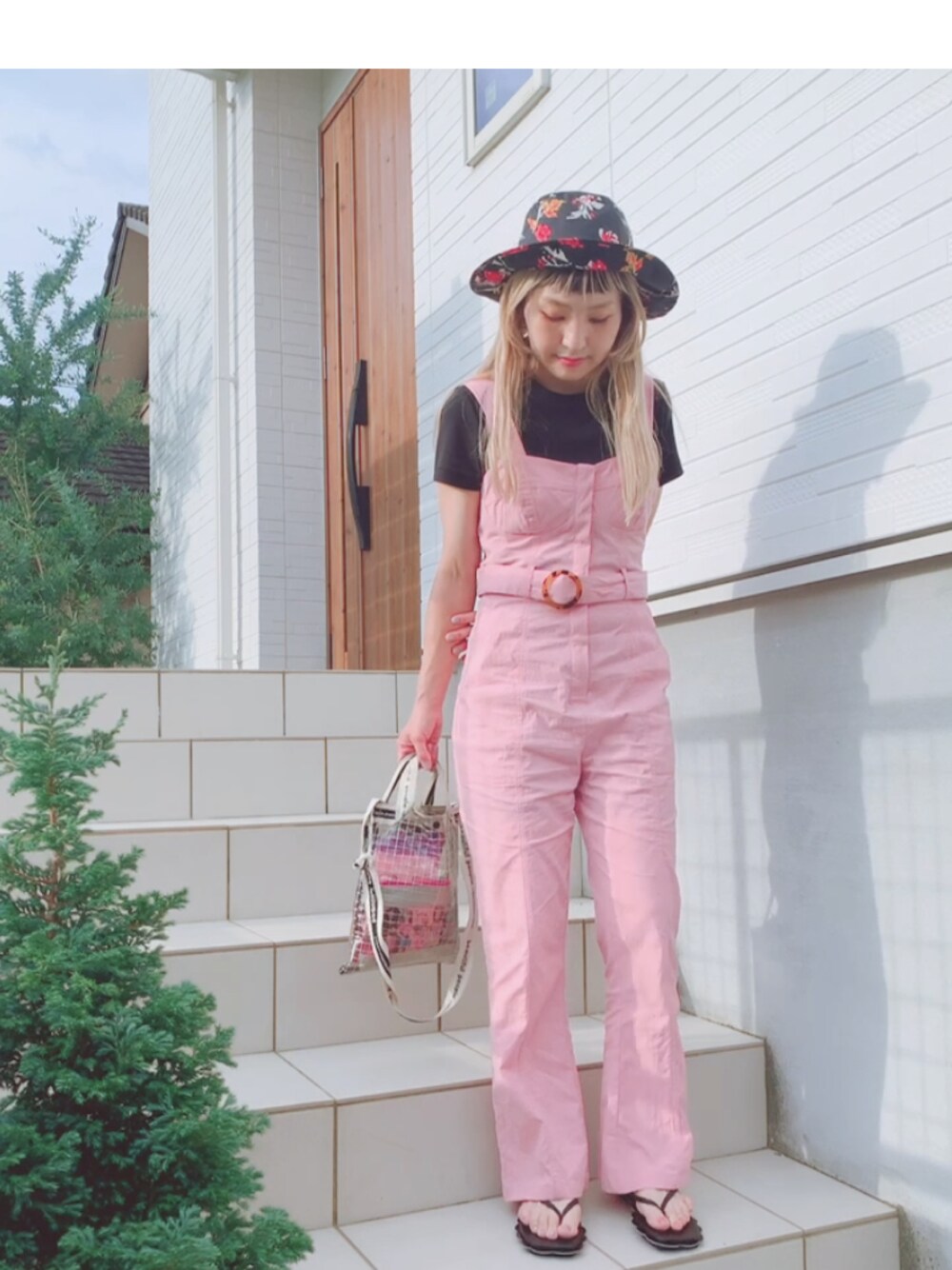 「夏、プチプラコーデ、オトナ女子、カジュアル、ZARA、ザラジョ、サロペット、キャセリーニ、サンダル、beautiful people」｜「KiUのキウ KIU UV&RAIN PACKABLE SAFARI HAT（ハット、ブラック系）」を使った、リリーさん（レディース・150cm）の夏コーディネートの1枚目の写真