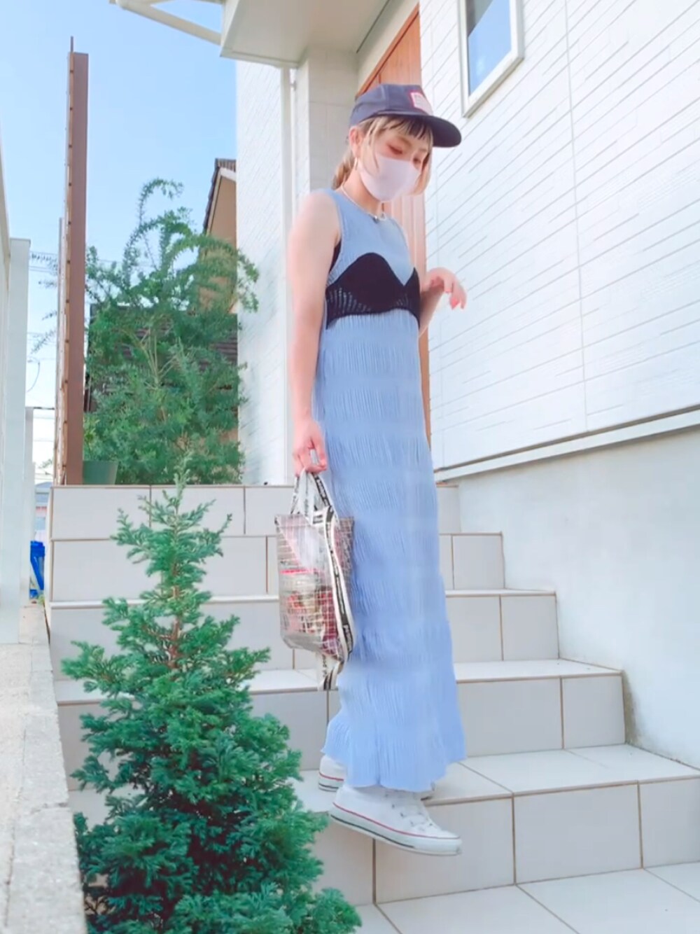 「ワンピーススタイル、楽チンコーデ、ZARA、ザラジョ、コンバース、beautiful people、低身長、低身長コーデ、150cm、ワンピース、デザインワンピース」｜「beautiful peopleの【beautiful people(ビューティフルピープル)】《STUDIOUS別注》ビニールサコッシュバッグ（ショルダーバッグ、ブラック系）」を使った、リリーさん（レディース・150cm）の夏コーディネートの1枚目の写真