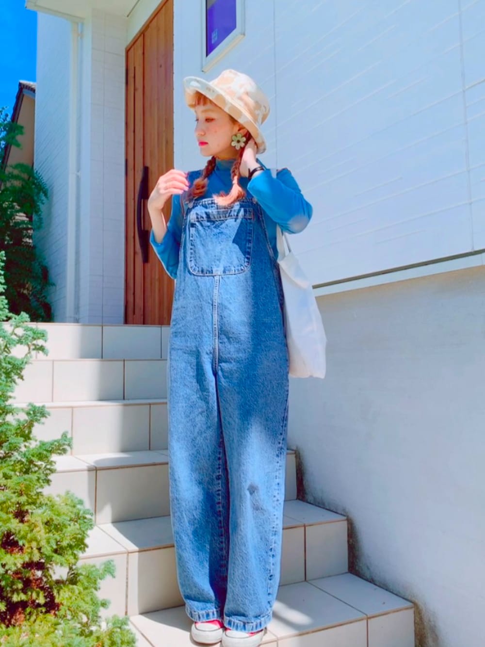 「秋服準備はじめました、初秋コーデ、秋服、スニーカー、ZARA、低身長女子、サロペット、ciaopanic、シアートップス、SLY、ハット、トートバッグ、sanself」｜「SLYのCOW PATTERN BUCKET HAT/バケットハット（ハット、ベージュ系）」を使った、リリーさん（レディース・150cm）の秋コーディネートの1枚目の写真