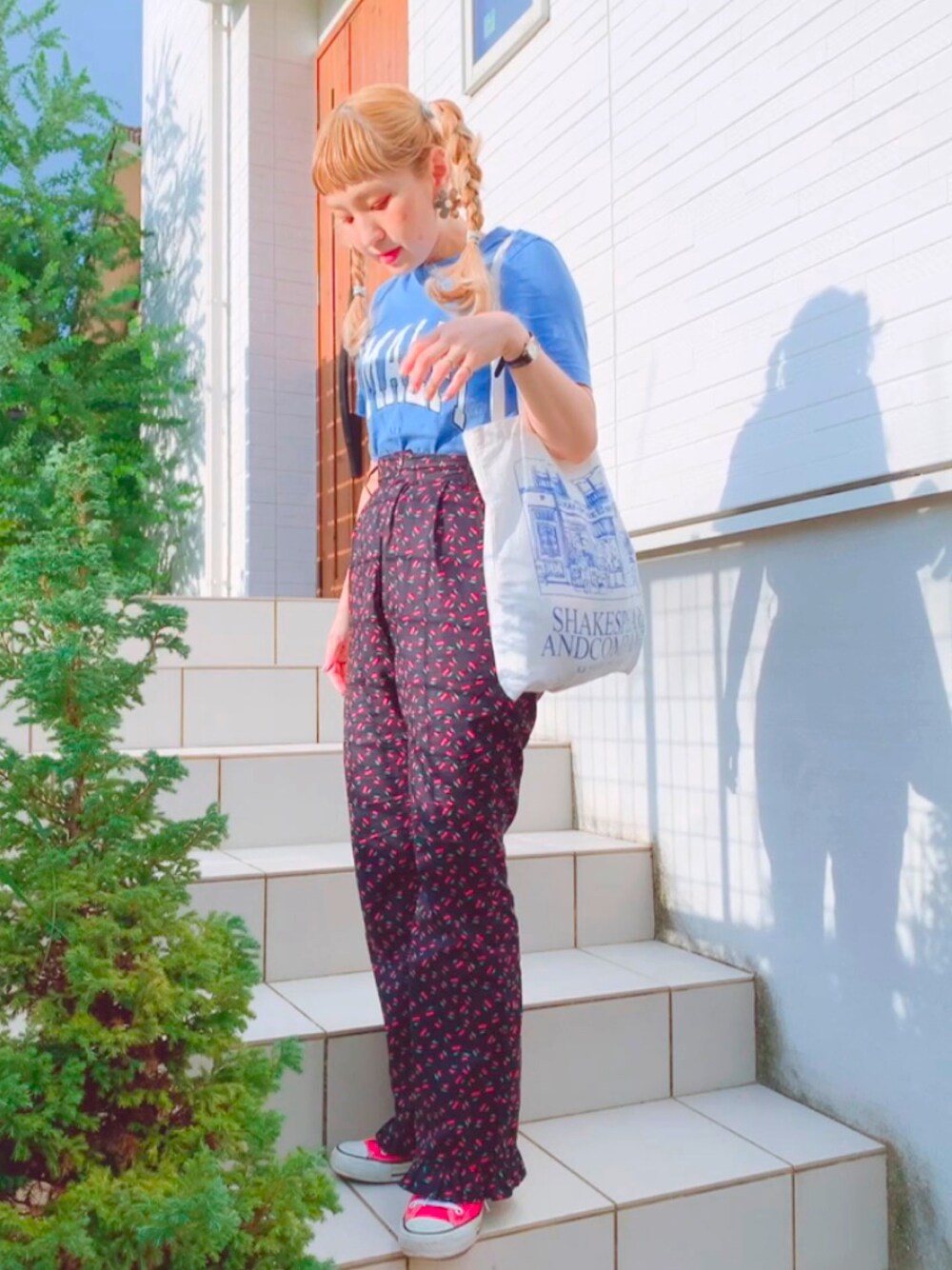 「シンプルコーデ、パンツスタイル、着回しコーデ、低身長コーデ、スニーカーコーデ、低身長女子、カラー×コーデ、パンツコーデ、トートバッグ、H&M、WC、コンバース」｜「SANSeLFの【SANSeLF】paris cotton bag sana12（トートバッグ、ホワイト系）」を使った、リリーさん（レディース・150cm）の秋コーディネートの1枚目の写真