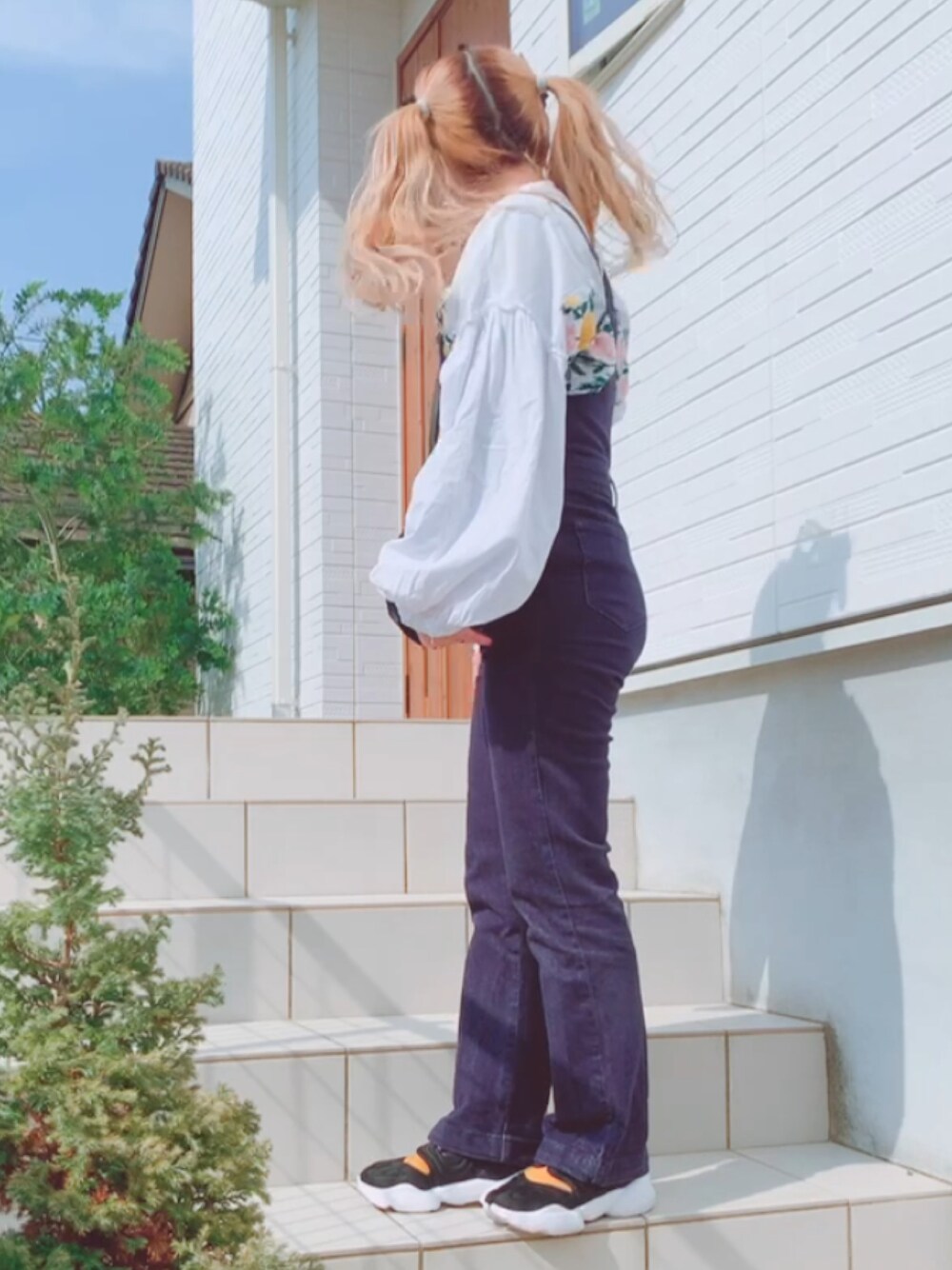 「春コーデ、大人ガーリー、低身長、大人カジュアル、サロペット、NIKE、アクアリフト、mystic、ZARA、ザラジョ、perna、カチューシャ、春」｜「ZARAのアイテム（シャツ/ブラウス、ホワイト系）」を使った、リリーさん（レディース・150cm）の春コーディネートの1枚目の写真