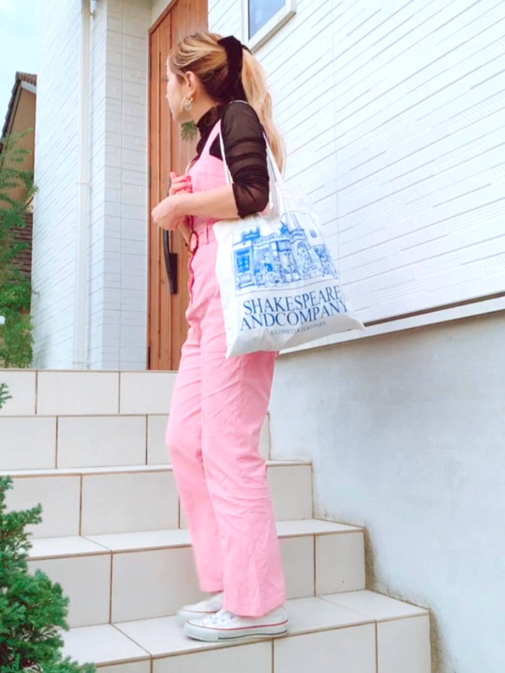 「秋のコーデ、きれいめカジュアル、秋服準備はじめました、プチプラ、ZARA、サロペット、トートバッグ、コンバース、低身長、ポニーテール」｜「SANSeLFの【SANSeLF】paris cotton bag sana12（トートバッグ、ホワイト系）」を使った、リリーさん（レディース・150cm）の秋コーディネートの1枚目の写真